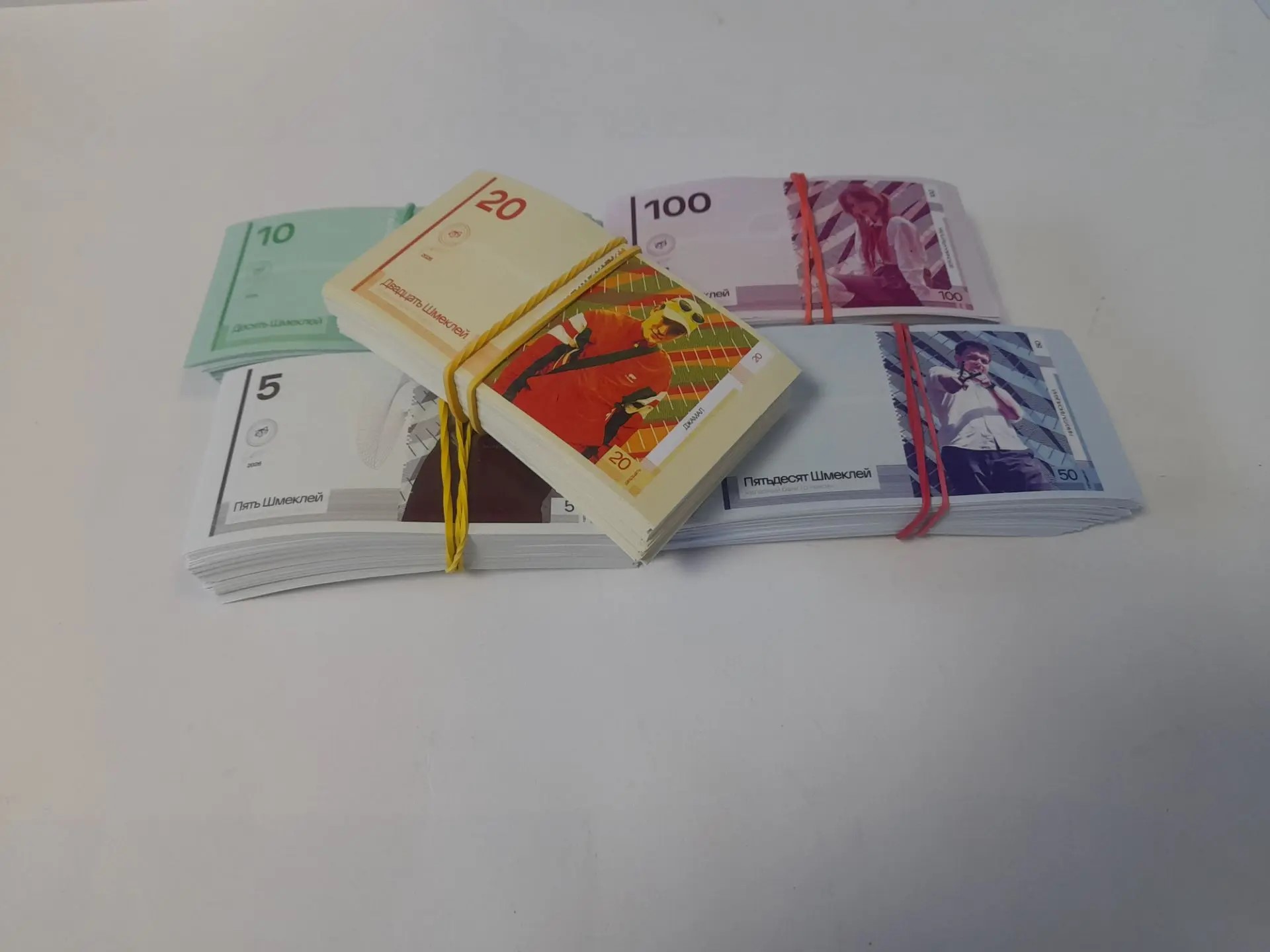 Игровая полиграфия с разными номиналами и портретами.